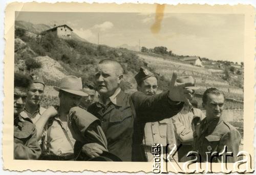Lata 40., Szwajcaria.
Prawdopodobnie miejsce internowania polskich żołnierzy. Ludwik Figna (pierwszy z prawej).
Fot. NN, zbiory Juana Ludvica Figny, reprodukcje cyfrowe w Bibliotece Polskiej im. Ignacego Domeyki w Buenos Aires (Biblioteca Polaca Ignacio Domeyko) i w Ośrodku KARTA w Warszawie.