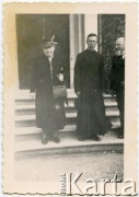 Lata 40., Szwajcaria.
Osoby przed kościołem.
Fot. NN, zbiory Juana Ludvica Figny, reprodukcje cyfrowe w Bibliotece Polskiej im. Ignacego Domeyki w Buenos Aires (Biblioteca Polaca Ignacio Domeyko) i w Ośrodku KARTA w Warszawie.