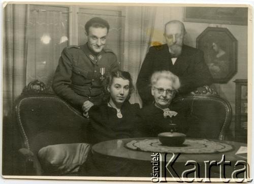 Lata 40., Szwajcaria.
Ludwik Figna (z lewej) z Wiesławą Szafik (z lewej) i matką (z prawej).
Fot. NN, zbiory Juana Ludvica Figny, reprodukcje cyfrowe w Bibliotece Polskiej im. Ignacego Domeyki w Buenos Aires (Biblioteca Polaca Ignacio Domeyko) i w Ośrodku KARTA w Warszawie.