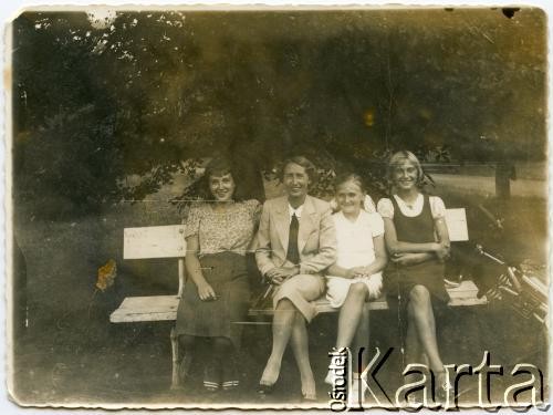 Sierpień 1938, Tomaszów Mazowiecki, Polska.
Wiesława Szafik (pierwsza z lewej) z siostrą (pierwsza z prawej).
Fot. NN, zbiory Juana Ludvica Figny, reprodukcje cyfrowe w Bibliotece Polskiej im. Ignacego Domeyki w Buenos Aires (Biblioteca Polaca Ignacio Domeyko) i w Ośrodku KARTA w Warszawie.
