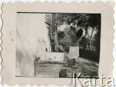 1947, Buenos Aires, Argentyna.
Wiesława Szafik z synem.
Fot. NN, zbiory Juana Ludvica Figny, reprodukcje cyfrowe w Bibliotece Polskiej im. Ignacego Domeyki w Buenos Aires (Biblioteca Polaca Ignacio Domeyko) i w Ośrodku KARTA w Warszawie.