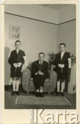 Lata 50., Kilometro 3, Comodoro Rivadavia, prowincja Chubut, Argentyna.
Ludwik Figna (w środku) z synami Wojciechem (z lewej) i Maciejem w dniu ich Pierwszej Komunii Świętej.
Fot. NN, zbiory Juana Ludvica Figny, reprodukcje cyfrowe w Bibliotece Polskiej im. Ignacego Domeyki w Buenos Aires (Biblioteca Polaca Ignacio Domeyko) i w Ośrodku KARTA w Warszawie.