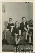 Lata 50., Kilometro 3, Comodoro Rivadavia, prowincja Chubut, Argentyna.
Wojciech Figna (w środku) z bratem Maciejem (z prawej) w dniu Pierwszej Komunii Świętej.
Fot. NN, zbiory Juana Ludvica Figny, reprodukcje cyfrowe w Bibliotece Polskiej im. Ignacego Domeyki w Buenos Aires (Biblioteca Polaca Ignacio Domeyko) i w Ośrodku KARTA w Warszawie.