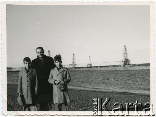 Lata 50., Comodoro Rivadavia, prowincja Chubut, Argentyna.
Ludwik Figna (w środku) z synami Wojciechem (z lewej) i Maciejem.
Fot. NN, zbiory Juana Ludvica Figny, reprodukcje cyfrowe w Bibliotece Polskiej im. Ignacego Domeyki w Buenos Aires (Biblioteca Polaca Ignacio Domeyko) i w Ośrodku KARTA w Warszawie.
