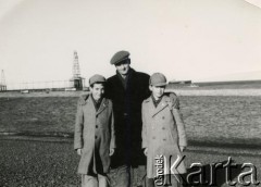 Lata 50., Kilometro 5, Comodoro Rivadavia, prowincja Chubut, Argentyna.
Ludwik Figna (w środku) z synami Wojciechem (z prawej) i Maciejem.
Fot. NN, zbiory Juana Ludvica Figny, reprodukcje cyfrowe w Bibliotece Polskiej im. Ignacego Domeyki w Buenos Aires (Biblioteca Polaca Ignacio Domeyko) i w Ośrodku KARTA w Warszawie.