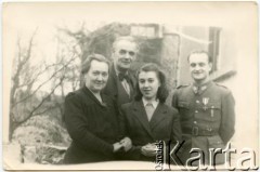 Lata 40., Szwajcaria.
Ludwik Figna (z prawej) i Wiesława Szafik (w środku).
Fot. NN, zbiory Juana Ludvica Figny, reprodukcje cyfrowe w Bibliotece Polskiej im. Ignacego Domeyki w Buenos Aires (Biblioteca Polaca Ignacio Domeyko) i w Ośrodku KARTA w Warszawie.