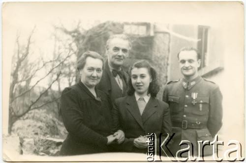 Lata 40., Szwajcaria.
Ludwik Figna (z prawej) i Wiesława Szafik (w środku).
Fot. NN, zbiory Juana Ludvica Figny, reprodukcje cyfrowe w Bibliotece Polskiej im. Ignacego Domeyki w Buenos Aires (Biblioteca Polaca Ignacio Domeyko) i w Ośrodku KARTA w Warszawie.