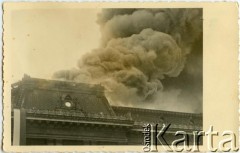 Wrzesień 1939, Warszawa, Polska.
Płonący Pałac Kronenberga na placu Małachowskiego.
Fot. NN, zbiory Juana Ludvica Figny, reprodukcje cyfrowe w Bibliotece Polskiej im. Ignacego Domeyki w Buenos Aires (Biblioteca Polaca Ignacio Domeyko) i w Ośrodku KARTA w Warszawie.
