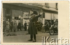 Po 1.09.1939, Warszawa, Polska.
Ulica. Plakat na budynku: 