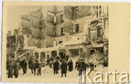 1941, Warszawa, Polska.
Stare Miasto.
Fot. NN, zbiory Juana Ludvica Figny, reprodukcje cyfrowe w Bibliotece Polskiej im. Ignacego Domeyki w Buenos Aires (Biblioteca Polaca Ignacio Domeyko) i w Ośrodku KARTA w Warszawie.