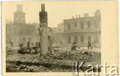 Po 1939, Warszawa, Polska.
Dworzec Wiedeński na rogu Alej Jerozolimskich i ulicy Marszałkowskiej.
Fot. NN, zbiory Juana Ludvica Figny, reprodukcje cyfrowe w Bibliotece Polskiej im. Ignacego Domeyki w Buenos Aires (Biblioteca Polaca Ignacio Domeyko) i w Ośrodku KARTA w Warszawie.