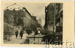 Październik - grudzień 1939, Warszawa, Polska.
Ulica Świętokrzyska oraz ruiny kina Europa przy ulicy Nowy Świat 63 (z lewej). W tle gmach Prudentialu.
Fot. NN, zbiory Juana Ludvica Figny, reprodukcje cyfrowe w Bibliotece Polskiej im. Ignacego Domeyki w Buenos Aires (Biblioteca Polaca Ignacio Domeyko) i w Ośrodku KARTA w Warszawie.