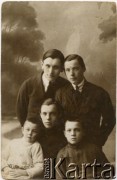 Przed 1920, Polska.
Feliks Twardowski (pierwszy z prawej) z kolegami.
Fot. NN, zbiory Tomasa Mario Twardowskiego, reprodukcje cyfrowe w Bibliotece Polskiej im. Ignacego Domeyki w Buenos Aires (Biblioteca Polaca Ignacio Domeyko) i w Ośrodku KARTA w Warszawie.