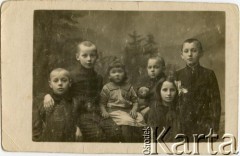 Przed 1920, Bochnia, Polska.
Feliks Twardowski (pierwszy z lewej) z dziećmi z rodziny.
Fot. NN, zbiory Tomasa Mario Twardowskiego, reprodukcje cyfrowe w Bibliotece Polskiej im. Ignacego Domeyki w Buenos Aires (Biblioteca Polaca Ignacio Domeyko) i w Ośrodku KARTA w Warszawie.