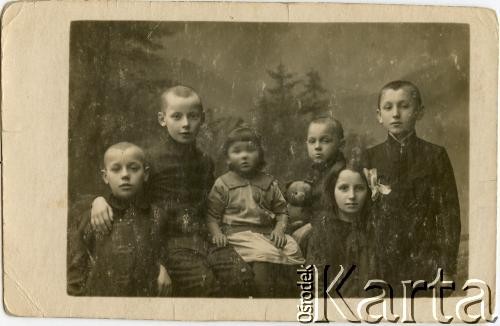 Przed 1920, Bochnia, Polska.
Feliks Twardowski (pierwszy z lewej) z dziećmi z rodziny.
Fot. NN, zbiory Tomasa Mario Twardowskiego, reprodukcje cyfrowe w Bibliotece Polskiej im. Ignacego Domeyki w Buenos Aires (Biblioteca Polaca Ignacio Domeyko) i w Ośrodku KARTA w Warszawie.