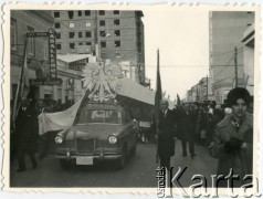 Lata 60., Comodoro Rivadavia, prowincja Chubut, Argentyna.
Polska uroczystość.
Fot. NN, zbiory Tomasa Mario Twardowskiego, reprodukcje cyfrowe w Bibliotece Polskiej im. Ignacego Domeyki w Buenos Aires (Biblioteca Polaca Ignacio Domeyko) i w Ośrodku KARTA w Warszawie.