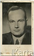 Przed 1951, Comodoro Rivadavia, prowincja Chubut, Argentyna.
Bogusław Kropidłowski.
Fot. NN, zbiory Tomasa Mario Twardowskiego, reprodukcje cyfrowe w Bibliotece Polskiej im. Ignacego Domeyki w Buenos Aires (Biblioteca Polaca Ignacio Domeyko) i w Ośrodku KARTA w Warszawie.