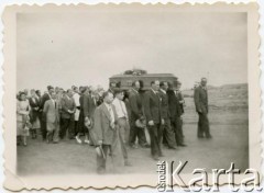 1951, Comodoro Rivadavia, prowincja Chubut, Argentyna.
Pogrzeb kapitana saperów Wojska Polskiego Bogusława Kropidłowskiego.
Fot. NN, zbiory Tomasa Mario Twardowskiego, reprodukcje cyfrowe w Bibliotece Polskiej im. Ignacego Domeyki w Buenos Aires (Biblioteca Polaca Ignacio Domeyko) i w Ośrodku KARTA w Warszawie.