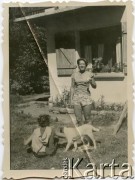 1958, El Bolsón, prowincja Rio Negro, Argentyna.
Monica Mickiewicz (siedzi) z matką Krystyną Mickiewicz z domu Burhardt. 
Fot. NN, zbiory Moniki Mickiewicz, reprodukcje cyfrowe w Bibliotece Polskiej im. Ignacego Domeyki w Buenos Aires (Biblioteca Polaca Ignacio Domeyko) i w Ośrodku KARTA w Warszawie.