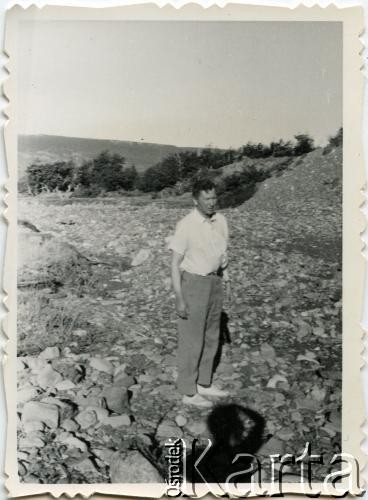 1958, El Bolsón, prowincja Rio Negro, Argentyna.
Edmund Mickiewicz - ojciec Moniki Mickiewicz.
Fot. NN, zbiory Moniki Mickiewicz, reprodukcje cyfrowe w Bibliotece Polskiej im. Ignacego Domeyki w Buenos Aires (Biblioteca Polaca Ignacio Domeyko) i w Ośrodku KARTA w Warszawie.