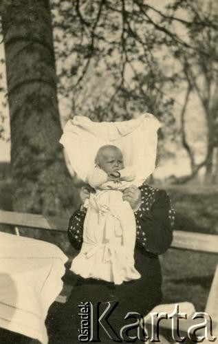 Lata 60., Toruń, Polska.
Wnuk z babcią Haluszką Burhardt - ciocią Moniki Mickiewicz.
Fot. NN, zbiory Moniki Mickiewicz, reprodukcje cyfrowe w Bibliotece Polskiej im. Ignacego Domeyki w Buenos Aires (Biblioteca Polaca Ignacio Domeyko) i w Ośrodku KARTA w Warszawie.