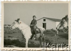 1957, Estancia Las Mercedes, Argentyna.
Monika Mickiewicz.
Fot. NN, zbiory Moniki Mickiewicz, reprodukcje cyfrowe w Bibliotece Polskiej im. Ignacego Domeyki w Buenos Aires (Biblioteca Polaca Ignacio Domeyko) i w Ośrodku KARTA w Warszawie.