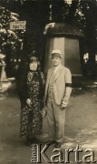 Lata 20., Polska.
Dziadkowie Moniki Mickiewicz - Edmund i Jadwiga Mickiewiczowie - prawdopodobnie w miejscowości uzdrowiskowej.
Fot. NN, zbiory Moniki Mickiewicz, reprodukcje cyfrowe w Bibliotece Polskiej im. Ignacego Domeyki w Buenos Aires (Biblioteca Polaca Ignacio Domeyko) i w Ośrodku KARTA w Warszawie.