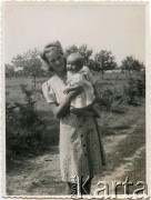 1943, Radom, Polska.
Krystyna Mickiewicz z córką Elżbietą.
Fot. NN, zbiory Moniki Mickiewicz, reprodukcje cyfrowe w Bibliotece Polskiej im. Ignacego Domeyki w Buenos Aires (Biblioteca Polaca Ignacio Domeyko) i w Ośrodku KARTA w Warszawie.