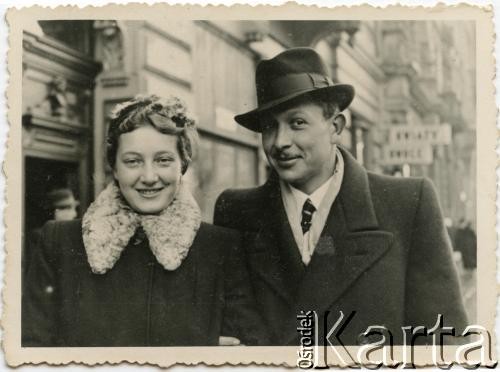Przed 1950, Antwerpia, Belgia.
Rodzice Moniki Mickiewicz - Krystyna Mickiewicz z domu Burhardt i Edmund Mickiewicz.
Fot. NN, zbiory Moniki Mickiewicz, reprodukcje cyfrowe w Bibliotece Polskiej im. Ignacego Domeyki w Buenos Aires (Biblioteca Polaca Ignacio Domeyko) i w Ośrodku KARTA w Warszawie.