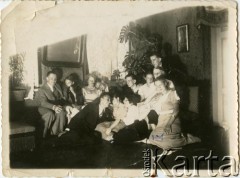 Lata 20., Wilno, Polska.
Rodzina Burhardt.
Fot. NN, zbiory Moniki Mickiewicz, reprodukcje cyfrowe w Bibliotece Polskiej im. Ignacego Domeyki w Buenos Aires (Biblioteca Polaca Ignacio Domeyko) i w Ośrodku KARTA w Warszawie.