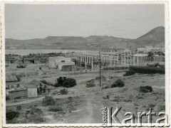 Brak daty, Kilometro 5, Comodoro Rivadavia, prowincja Chubut, Argentyna.
Elektrownia.
Fot. NN, zbiory Moniki Mickiewicz, reprodukcje cyfrowe w Bibliotece Polskiej im. Ignacego Domeyki w Buenos Aires (Biblioteca Polaca Ignacio Domeyko) i w Ośrodku KARTA w Warszawie.