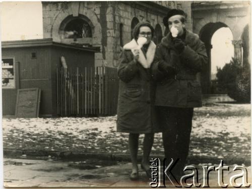 Po 1945, Warszawa, Polska.
Prawdopodobnie syn Haluszki Burhardt przy wiadukcie mostu Poniatowskiego.
Fot. NN, zbiory Moniki Mickiewicz, reprodukcje cyfrowe w Bibliotece Polskiej im. Ignacego Domeyki w Buenos Aires (Biblioteca Polaca Ignacio Domeyko) i w Ośrodku KARTA w Warszawie.
