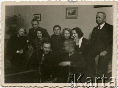 1937, Radom, Polska.
Aleksander Burhardt - dziadek Moniki Mickiewicz (pierwszy z prawej), Edmund Mickiewicz (drugi z lewej) - ojciec Moniki Mickiewicz. Wanda Mickiewicz (trzecia z lewej) i Jadwiga Mickiewicz (trzecia z prawej) z mężami.
Fot. NN, zbiory Moniki Mickiewicz, reprodukcje cyfrowe w Bibliotece Polskiej im. Ignacego Domeyki w Buenos Aires (Biblioteca Polaca Ignacio Domeyko) i w Ośrodku KARTA w Warszawie.