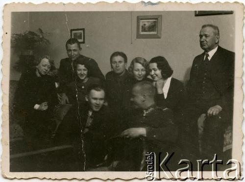 1937, Radom, Polska.
Aleksander Burhardt - dziadek Moniki Mickiewicz (pierwszy z prawej), Edmund Mickiewicz (drugi z lewej) - ojciec Moniki Mickiewicz. Wanda Mickiewicz (trzecia z lewej) i Jadwiga Mickiewicz (trzecia z prawej) z mężami.
Fot. NN, zbiory Moniki Mickiewicz, reprodukcje cyfrowe w Bibliotece Polskiej im. Ignacego Domeyki w Buenos Aires (Biblioteca Polaca Ignacio Domeyko) i w Ośrodku KARTA w Warszawie.