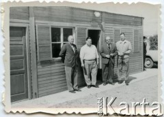 1957, Comodoro Rivadavia, prowincja Chubut, Argentyna.
Edmund Mickiewicz (pierwszy z prawej) - ojciec Moniki Mickiewicz - z pracownikami.
Fot. NN, zbiory Moniki Mickiewicz, reprodukcje cyfrowe w Bibliotece Polskiej im. Ignacego Domeyki w Buenos Aires (Biblioteca Polaca Ignacio Domeyko) i w Ośrodku KARTA w Warszawie.