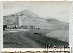 Po 1950, Comodoro Rivadavia, prowincja Chubut, Argentyna.
Plaża.
Fot. NN, zbiory Moniki Mickiewicz, reprodukcje cyfrowe w Bibliotece Polskiej im. Ignacego Domeyki w Buenos Aires (Biblioteca Polaca Ignacio Domeyko) i w Ośrodku KARTA w Warszawie.