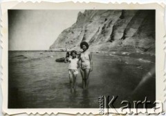 1964-1965, Rada Tilly, prowincja Chubut, Argentyna.
Kobieta i dziewczynka.
Fot. NN, zbiory Andresa Jozwickiego, reprodukcje cyfrowe w Bibliotece Polskiej im. Ignacego Domeyki w Buenos Aires (Biblioteca Polaca Ignacio Domeyko) i w Ośrodku KARTA w Warszawie.
