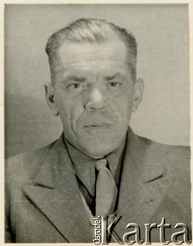 Po 1946, brak miejsca.
Stanisław Jóźwicki.
Fot. NN, zbiory Andresa Jozwickiego, reprodukcje cyfrowe w Bibliotece Polskiej im. Ignacego Domeyki w Buenos Aires (Biblioteca Polaca Ignacio Domeyko) i w Ośrodku KARTA w Warszawie.
