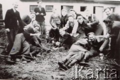 Przed 1949, Polska.
Przyjaciele Stanisława Jóźwickiego.
Fot. NN, zbiory Andresa Jozwickiego, reprodukcje cyfrowe w Bibliotece Polskiej im. Ignacego Domeyki w Buenos Aires (Biblioteca Polaca Ignacio Domeyko) i w Ośrodku KARTA w Warszawie.
