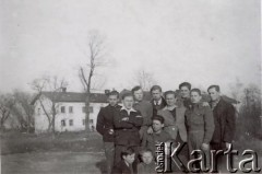 Przed 1949, Polska.
Przyjaciele Stanisława Jóźwickiego.
Fot. NN, zbiory Andresa Jozwickiego, reprodukcje cyfrowe w Bibliotece Polskiej im. Ignacego Domeyki w Buenos Aires (Biblioteca Polaca Ignacio Domeyko) i w Ośrodku KARTA w Warszawie.
