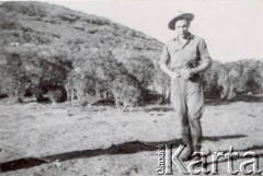 Lata 50., Comodoro Rivadavia, prowincja Chubut, Argentyna.
Andrzej Jóźwicki.
Fot. NN, zbiory Andresa Jozwickiego, reprodukcje cyfrowe w Bibliotece Polskiej im. Ignacego Domeyki w Buenos Aires (Biblioteca Polaca Ignacio Domeyko) i w Ośrodku KARTA w Warszawie.

