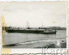Po 1955, Comodoro Rivadavia, prowincja Chubut, Argentyna.
Statek który reperował Andrzej Jóźwicki.
Fot. NN, zbiory Andresa Jozwickiego, reprodukcje cyfrowe w Bibliotece Polskiej im. Ignacego Domeyki w Buenos Aires (Biblioteca Polaca Ignacio Domeyko) i w Ośrodku KARTA w Warszawie.
