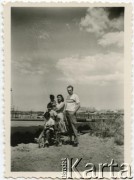 Około 1954, Comodoro Rivadavia, prowincja Chubut, Argentyna.
Andres, Lina, Raul, Eduardo i Andres Jóźwiccy.
Fot. NN, zbiory Andresa Jozwickiego, reprodukcje cyfrowe w Bibliotece Polskiej im. Ignacego Domeyki w Buenos Aires (Biblioteca Polaca Ignacio Domeyko) i w Ośrodku KARTA w Warszawie.
