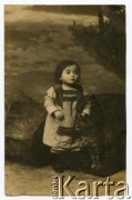 15.04.1912, Warszawa, Królestwo Polskie.
Irena Gąska w atelier fotograficznym. Oryginalny podpis: „Pierwsza przechadzka”.
Fot. Stanisław Drzewiński (ul. Marszałkowska w Warszawie), zbiory Reginy Gaski, reprodukcje cyfrowe w  Bibliotece Polskiej im. Ignacego Domeyki w Buenos Aires (Biblioteca Polaca Ignacio Domeyko) i w Ośrodku KARTA w Warszawie.
