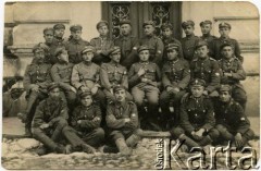 1915-1918, brak miejsca.
Żołnierze Legionów Polskich, prawdopodobnie artylerzyści (na mundurach widoczne godło naramienne kompanii CKM). W środku siedzi oficer z wpiętą mundur odznaką 1 Brygady Legionów oraz z odznaką 4 Pułku Piechoty Legionów Polskich.
Fot. NN, zbiory Reginy Gaski, reprodukcje cyfrowe w  Bibliotece Polskiej im. Ignacego Domeyki w Buenos Aires (Biblioteca Polaca Ignacio Domeyko) i w Ośrodku KARTA w Warszawie.
