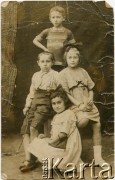 1.07.1920, Bodzenów, Polska.
Dzieci w atelier fotograficznym, wśród nich Irena Gąska (na dole) i Salmon Józef Gąska (na górze), pośrodku kuzyni z rodziny Gąska.
Fot. NN, zbiory Reginy Gaski, reprodukcje cyfrowe w  Bibliotece Polskiej im. Ignacego Domeyki w Buenos Aires (Biblioteca Polaca Ignacio Domeyko) i w Ośrodku KARTA w Warszawie.
