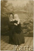 Lata 20., Warszawa, Polska.
Portret matki z dzieckiem w atelier fotograficznym „Viola”.
Fot. „Viola” (ul. Marszałkowska 146 w Warszawie), zbiory Reginy Gaski, reprodukcje cyfrowe w Bibliotece Polskiej im. Ignacego Domeyki w Buenos Aires (Biblioteca Polaca Ignacio Domeyko) i w Ośrodku KARTA w Warszawie.
