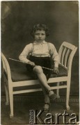 Lata 20., Polska.
Salomon Jose Gąska w atelier fotograficznym.
Fot. J. Domb, Moderne Płock-Gostynin, zbiory Reginy Gaski, reprodukcje cyfrowe w Bibliotece Polskiej im. Ignacego Domeyki w Buenos Aires (Biblioteca Polaca Ignacio Domeyko) i w Ośrodku KARTA w Warszawie.
