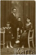 Lata 20., Polska.
Małżeństwo Goldberg z dziećmi - krewni rodziny Gąska.
Fot. NN, zbiory Reginy Gaski, reprodukcje cyfrowe w  Bibliotece Polskiej im. Ignacego Domeyki w Buenos Aires (Biblioteca Polaca Ignacio Domeyko) i w Ośrodku KARTA w Warszawie.

