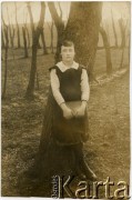 Lata 20., Polska.
Krewna rodziny Gąska, później przyjęła nazwisko Goldberg.
Fot. NN, zbiory Reginy Gaski, reprodukcje cyfrowe w  Bibliotece Polskiej im. Ignacego Domeyki w Buenos Aires (Biblioteca Polaca Ignacio Domeyko) i w Ośrodku KARTA w Warszawie.
